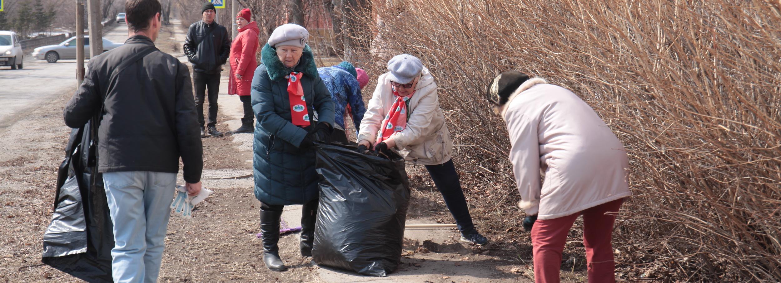 Жители ОбьГЭСа вышли на уборку набережной и мемориала «Алёша-Сибиряк»