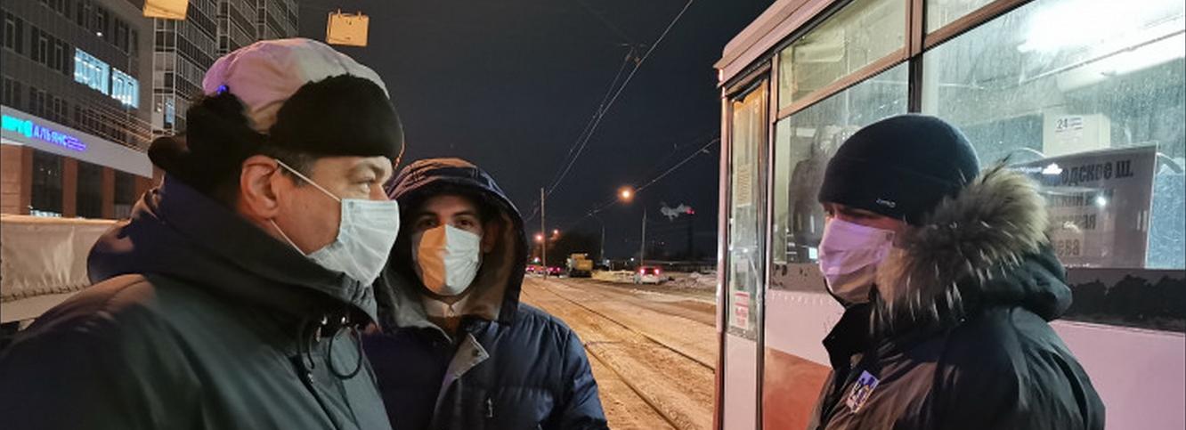 В Новосибирске устроили погоню за безмасочником из трамвая №13