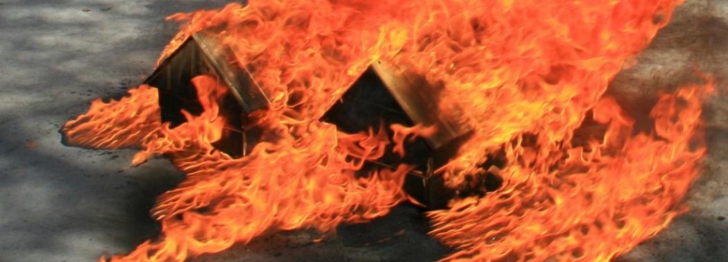 Пожар охватил гаражный кооператив в Новосибирске