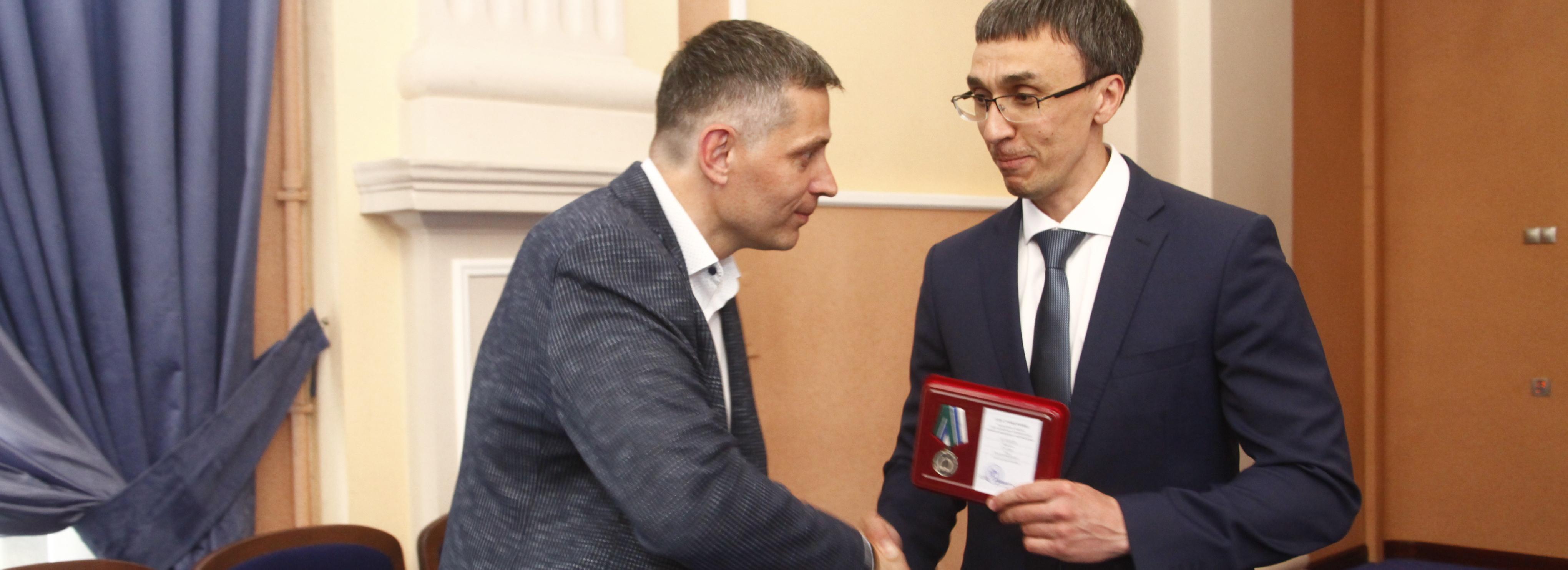 Общественников и предпринимателей наградили знаками «За содействие СВО»