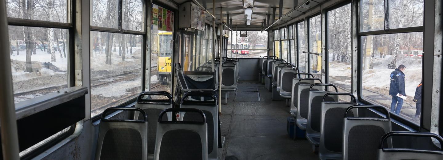 Остановку автобуса и трамвая совместили на улице Петухова