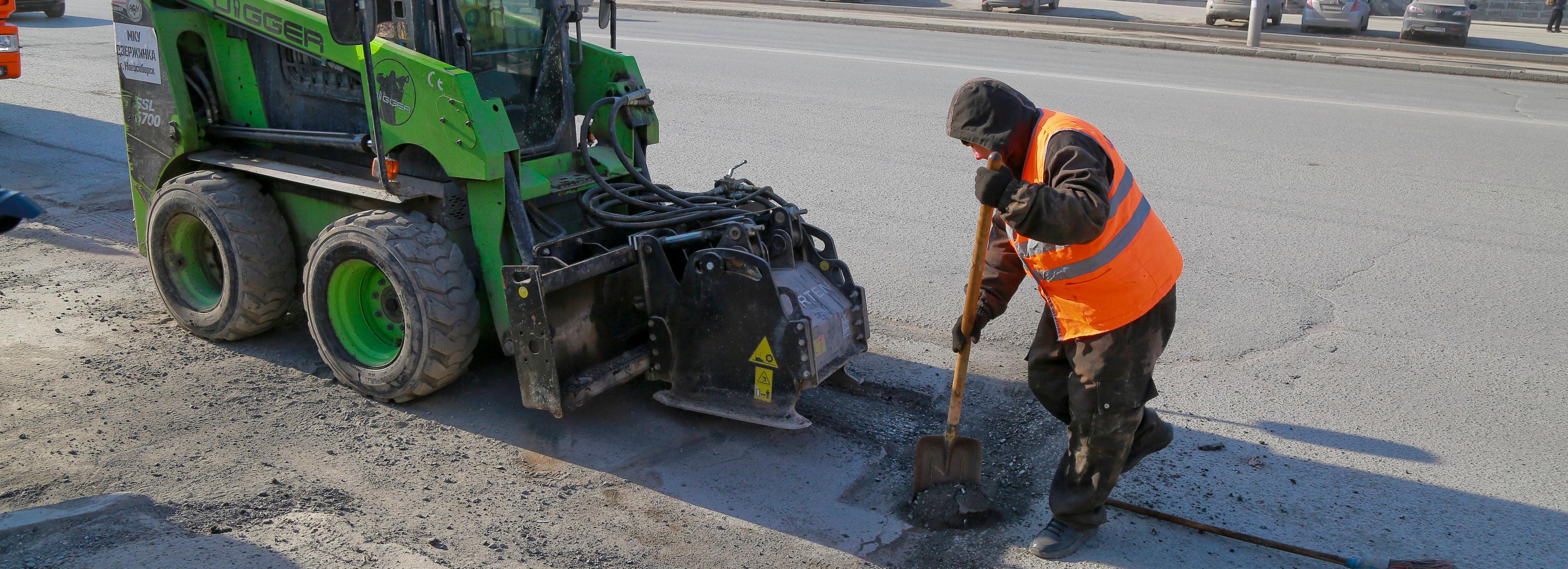 Комплексный подход: на дорогах латают крупные ямы и откачивают грязь