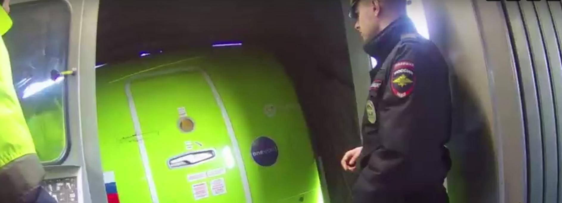 Вахтовик устроил перекур на борту самолёта Чита — Новосибирск