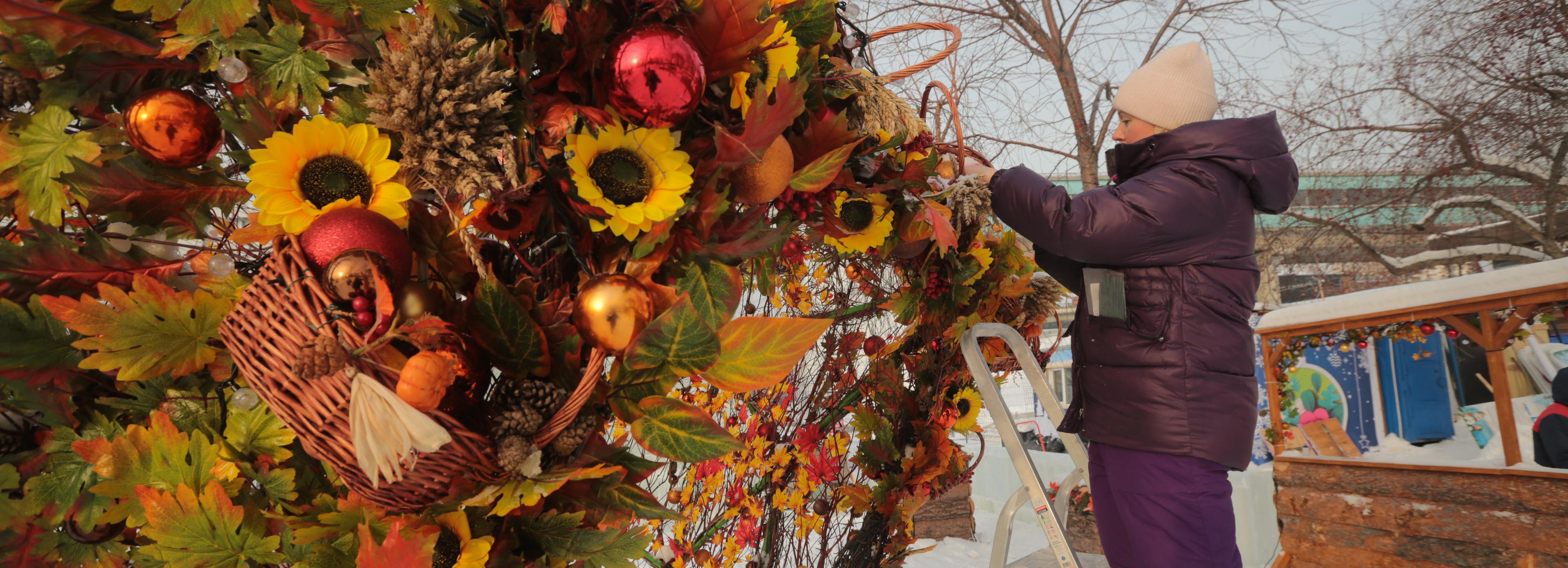 Ледовый городок с яркими фотозонами строят на Михайловской набережной