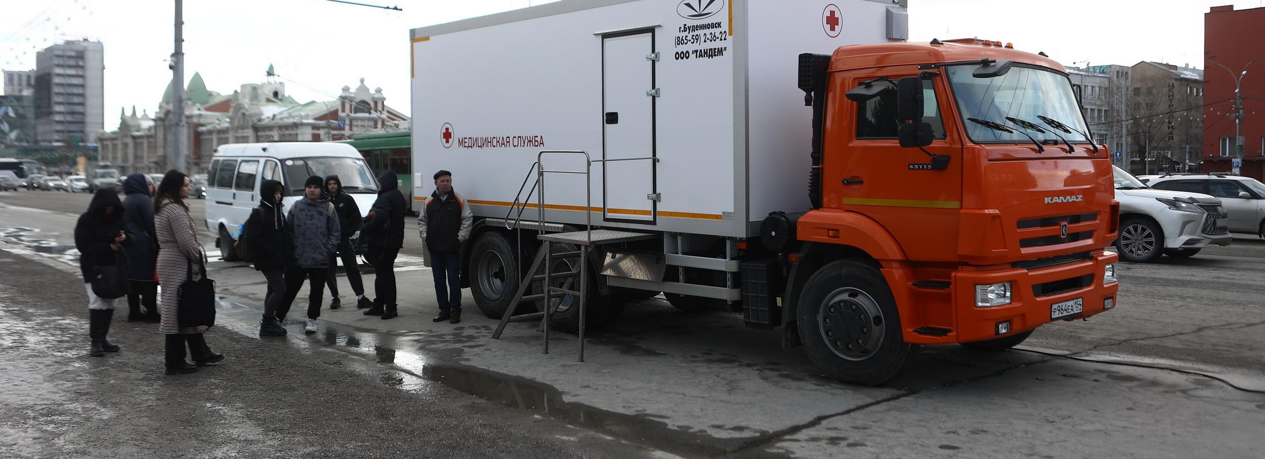 Новосибирцы выстроились в очередь к флюорографу на площади Ленина