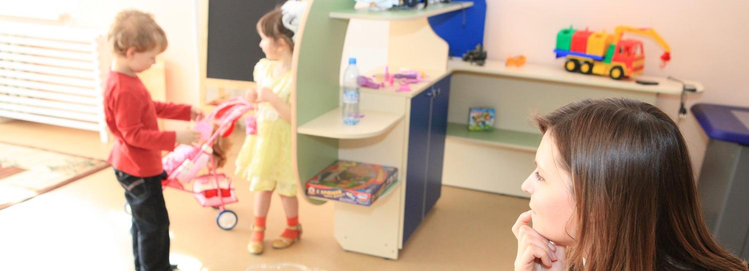 Сидящие дома с детьми сибирячки учатся на маникюрш, поваров и кладовщиц