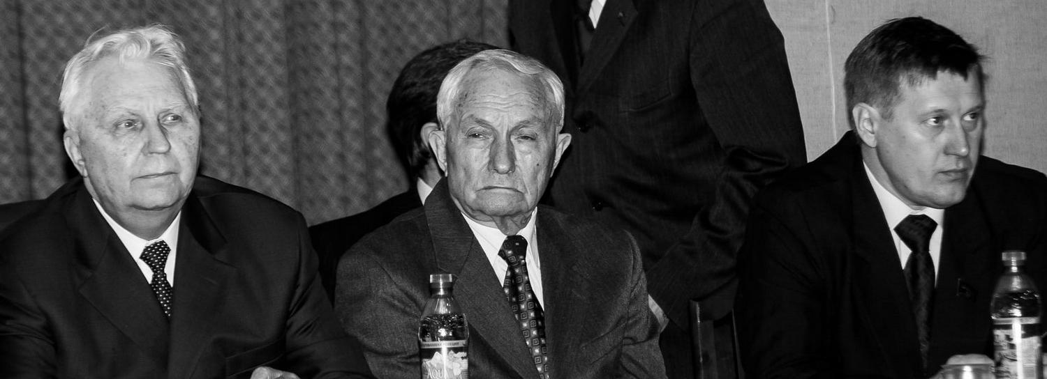 Анатолий Локоть поздравляет Егора Лигачёва со 100-летием