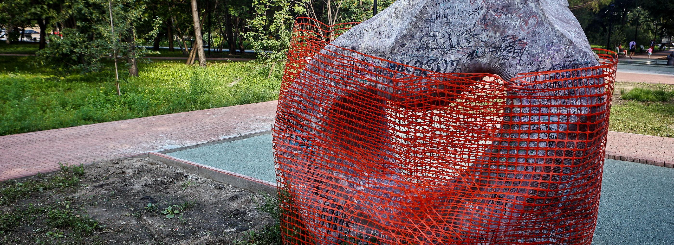 Каменное сердце вернули на прежнее место в Первомайском сквере