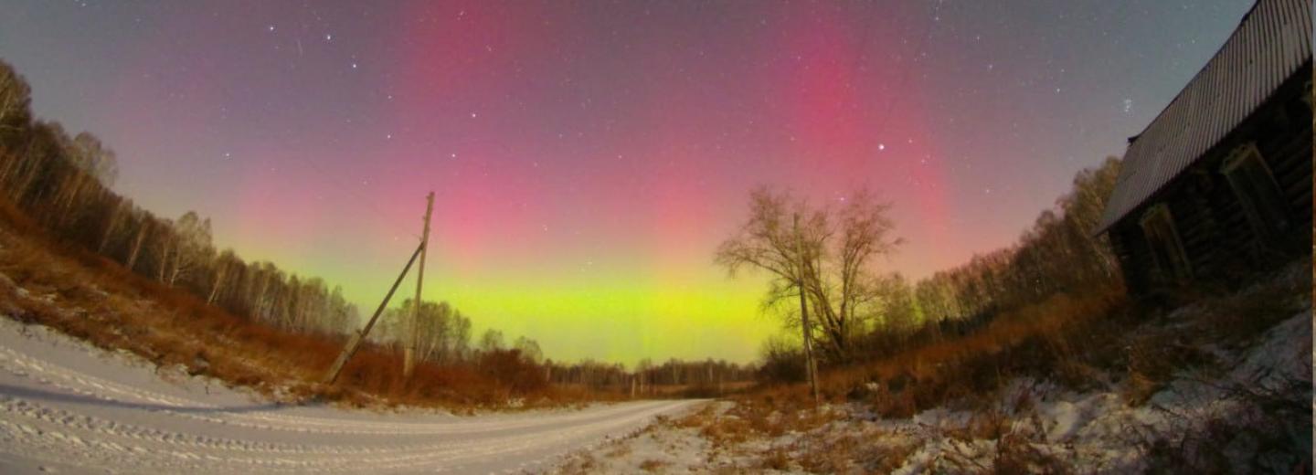 «Очень мощная вспышка»: розовое сияние в небе сняли астрофизики из НГУ
