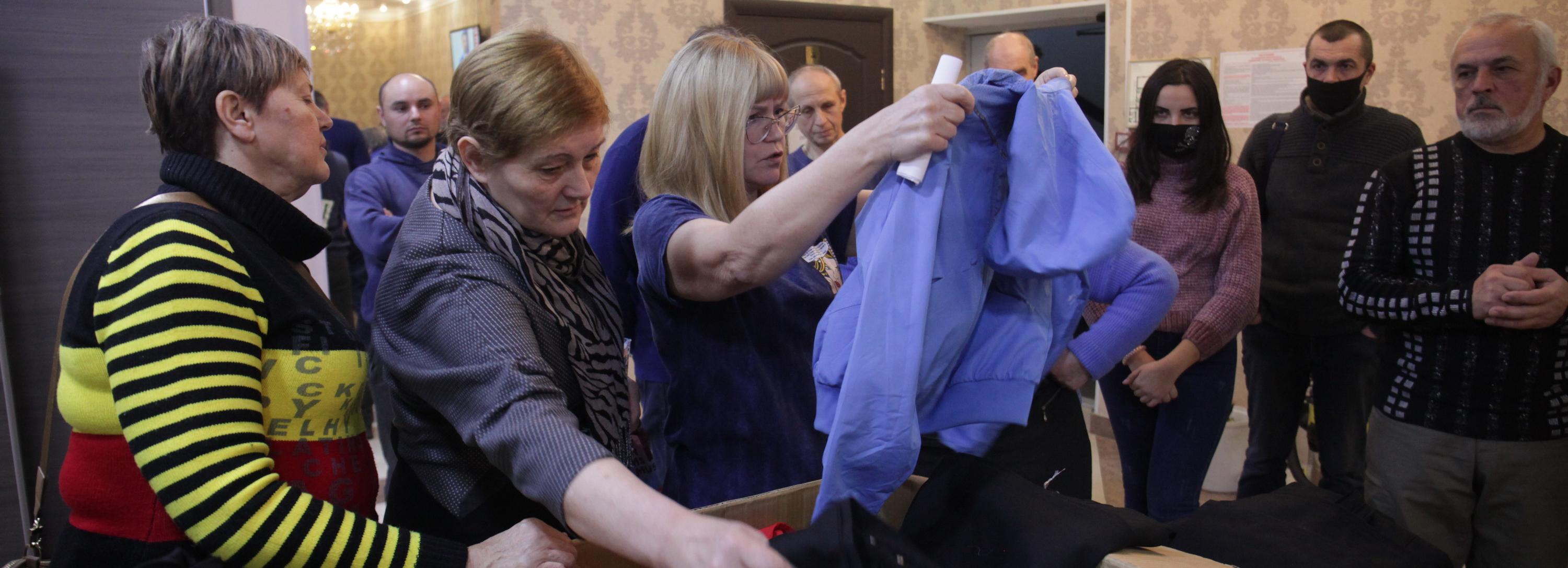 Дублёнки и джинсы собрали новосибирцы для беженцев из Донбасса