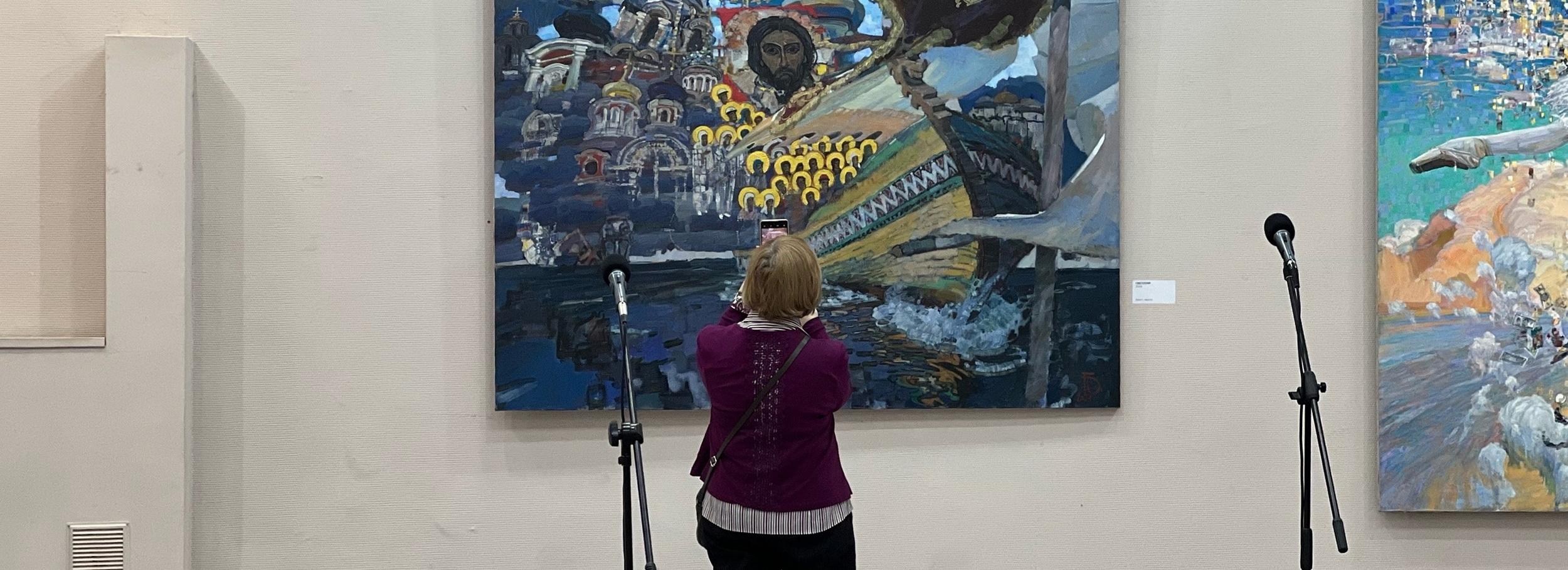 Вернувшийся из зоны СВО художник устроил выставку работ с передовой