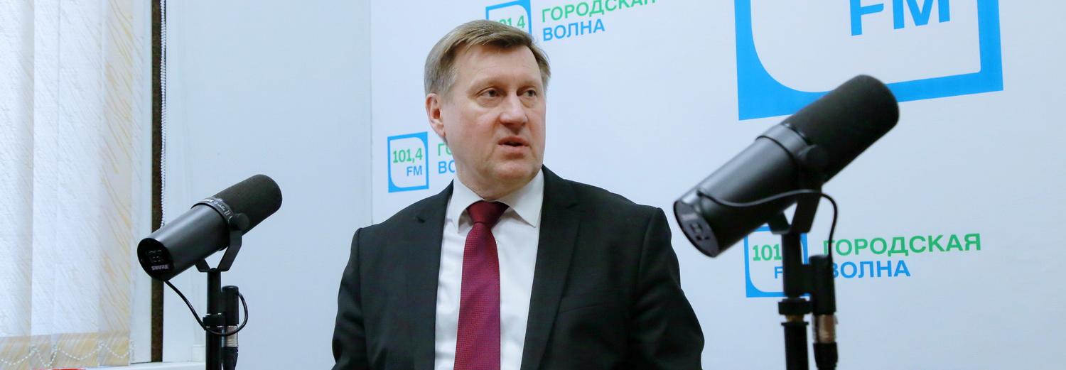 Мэр Анатолий Локоть рассказывает о борьбе с коронавирусом в прямом эфире