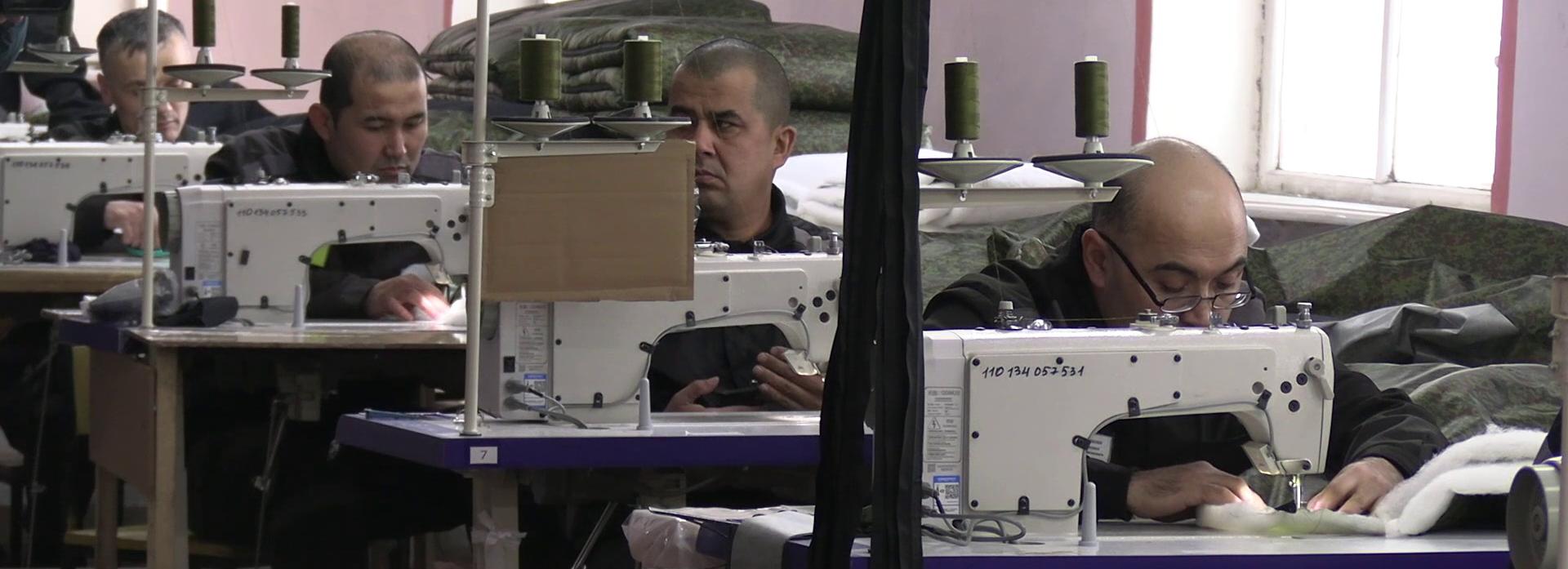 Спальники и маскировочные халаты для СВО шьют в колонии под Новосибирском