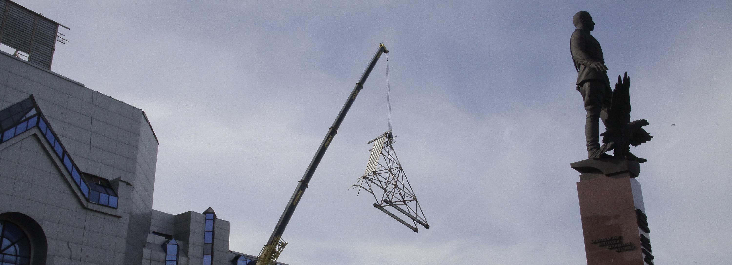 Огромный рекламный щит убирают с ДК «Сибсельмаш» на площади Маркса