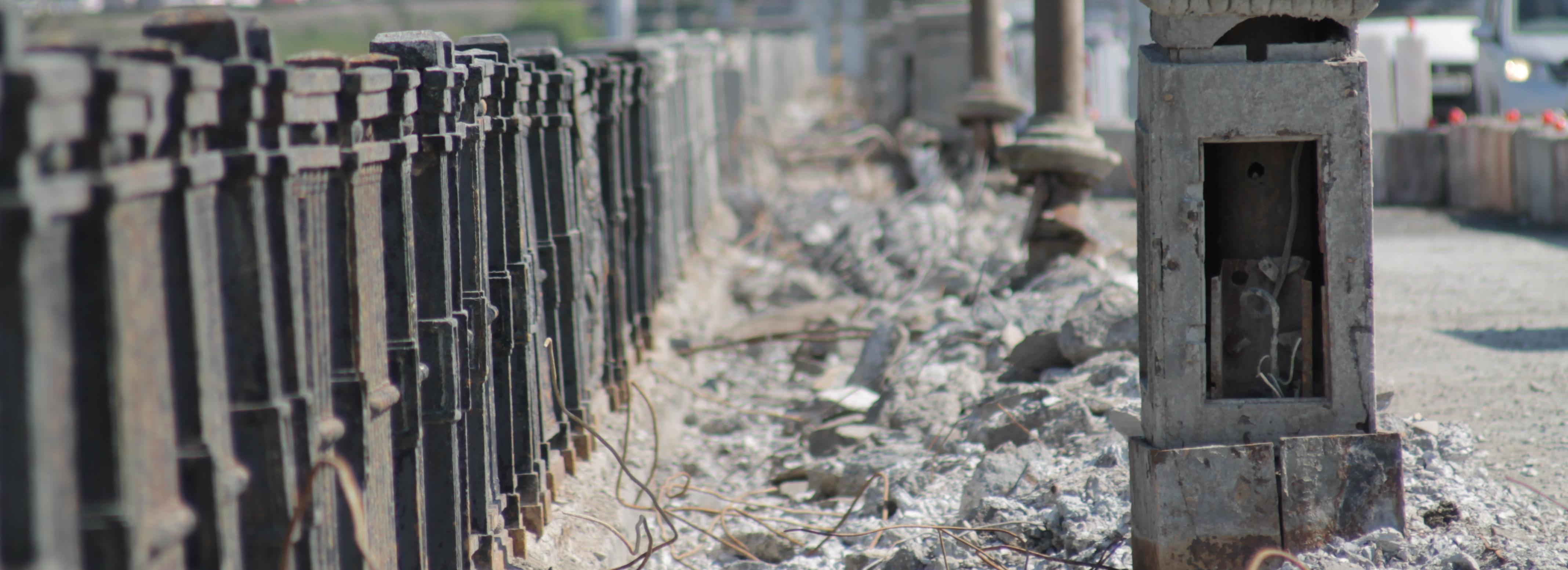 Движение на Октябрьском мосту ограничат из-за ремонта тротуаров