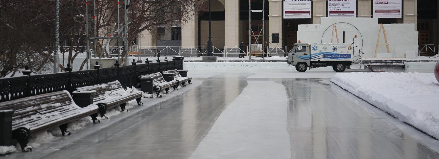 Мэр Локоть о форме катка у оперного: «У кого-то разыгралось воображение»