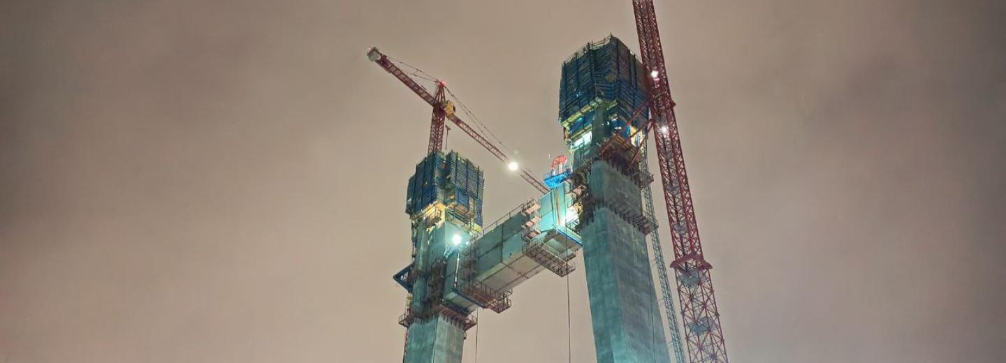 Перемычку весом 160 тонн подняли на пилон нового моста в Новосибирске