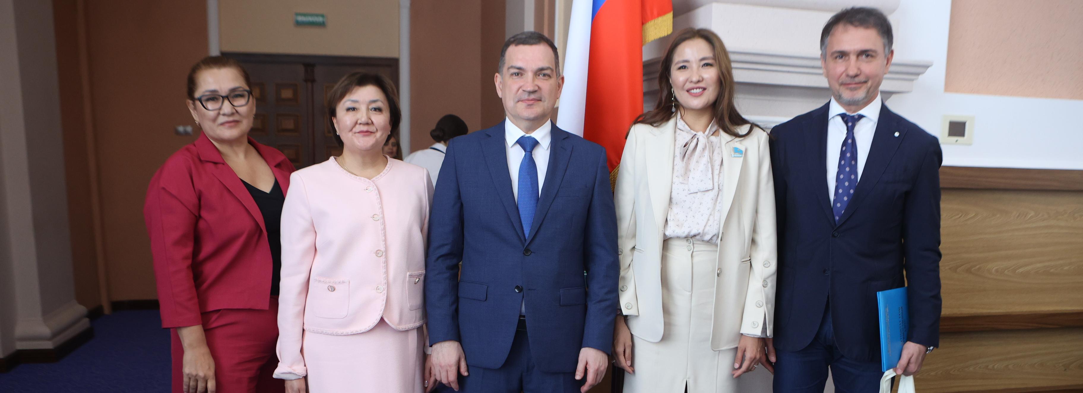 Прибывшие на праздник иностранные делегации встретил мэр Кудрявцев