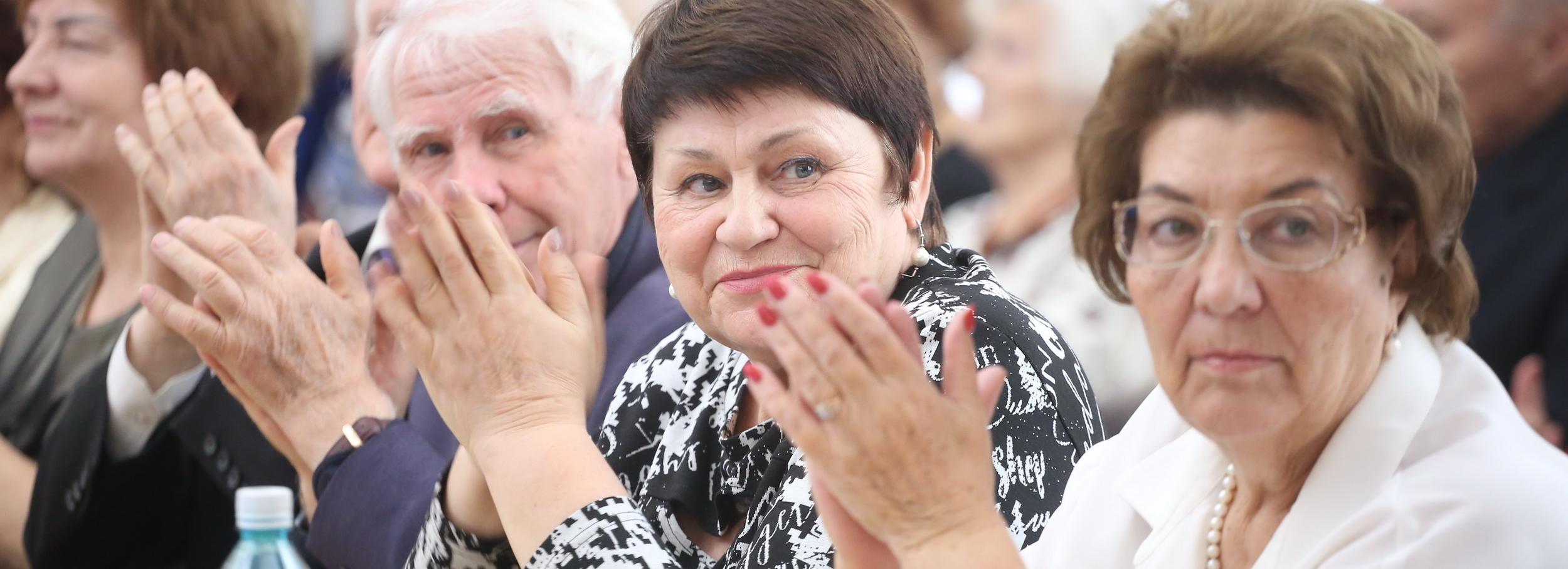 В мэрии наградили серебряных волонтёров: как они помогают пожилым