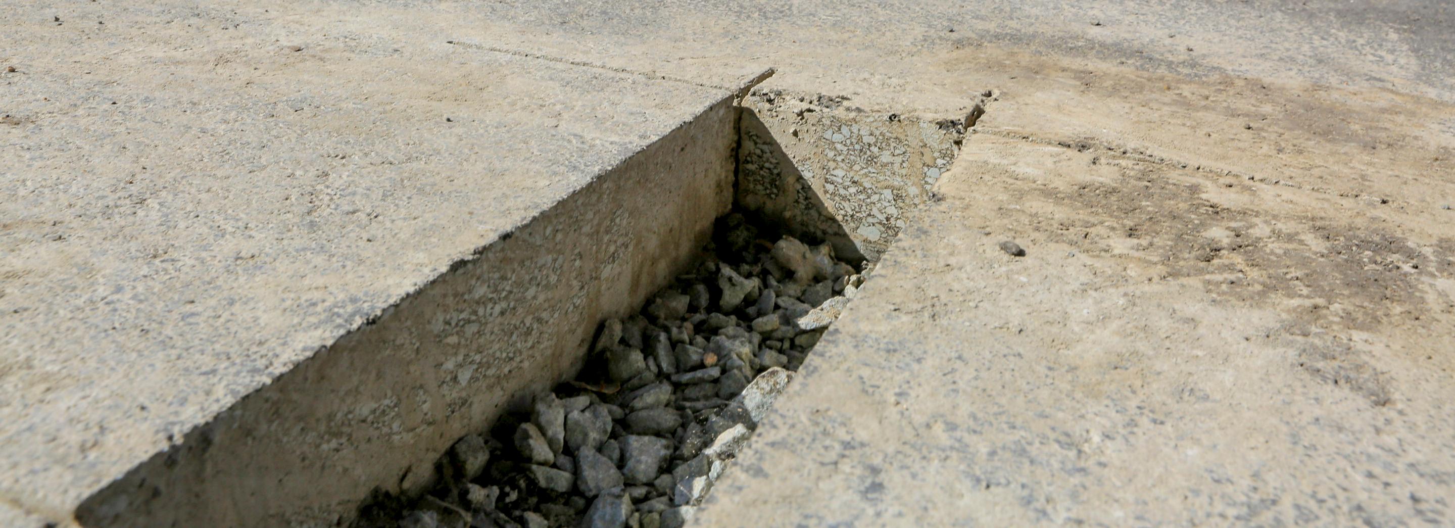 Разобраться с кернами на дорогах и тротуарах поручил мэр Кудрявцев