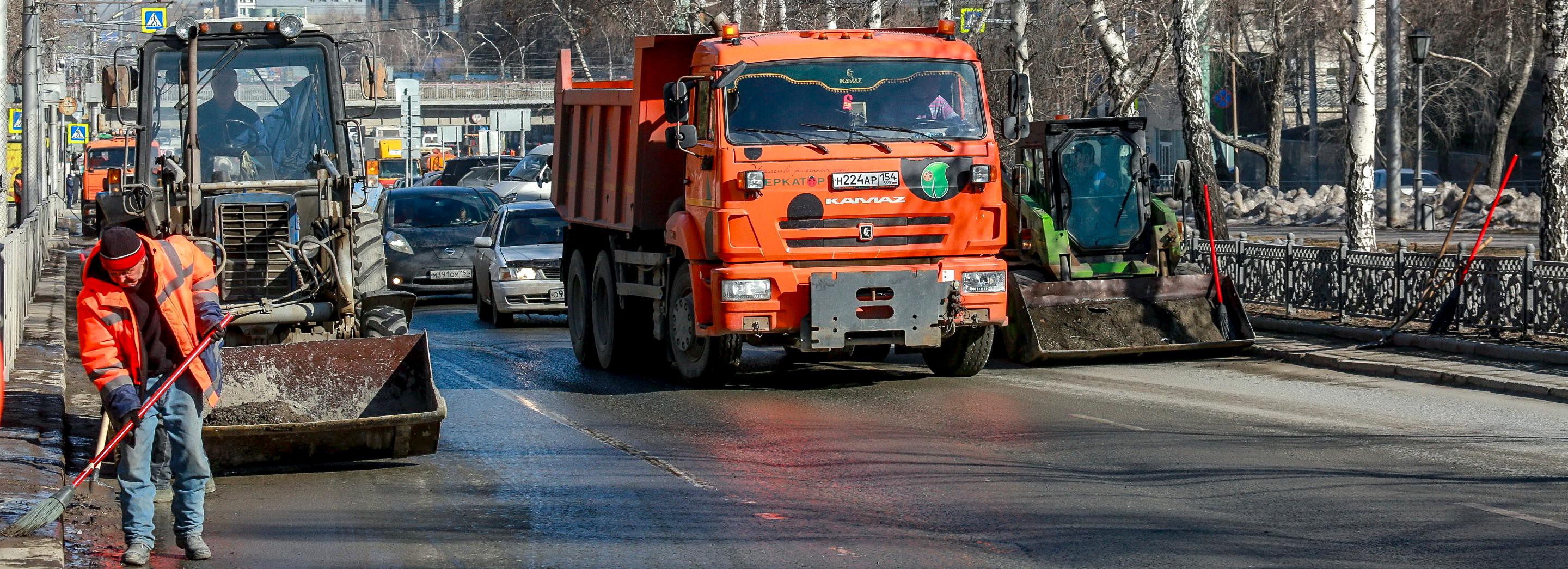 30 тонн пыли за день: улицы Новосибирска очищают к майским праздникам