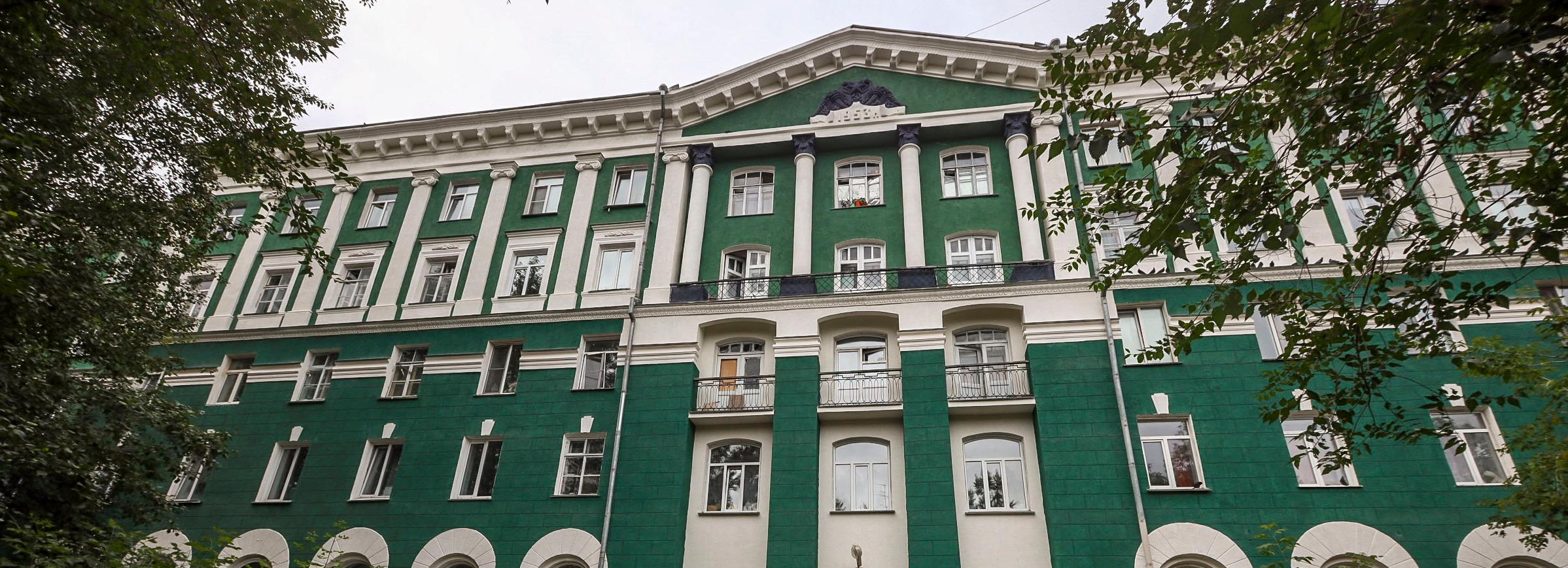 Эффектную сталинку с лепниной на Ватутина отремонтируют к осени