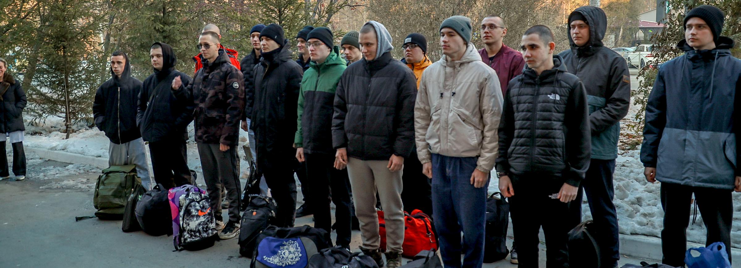 Осенний призыв: 16 новобранцев проводили из военкомата в Новосибирске