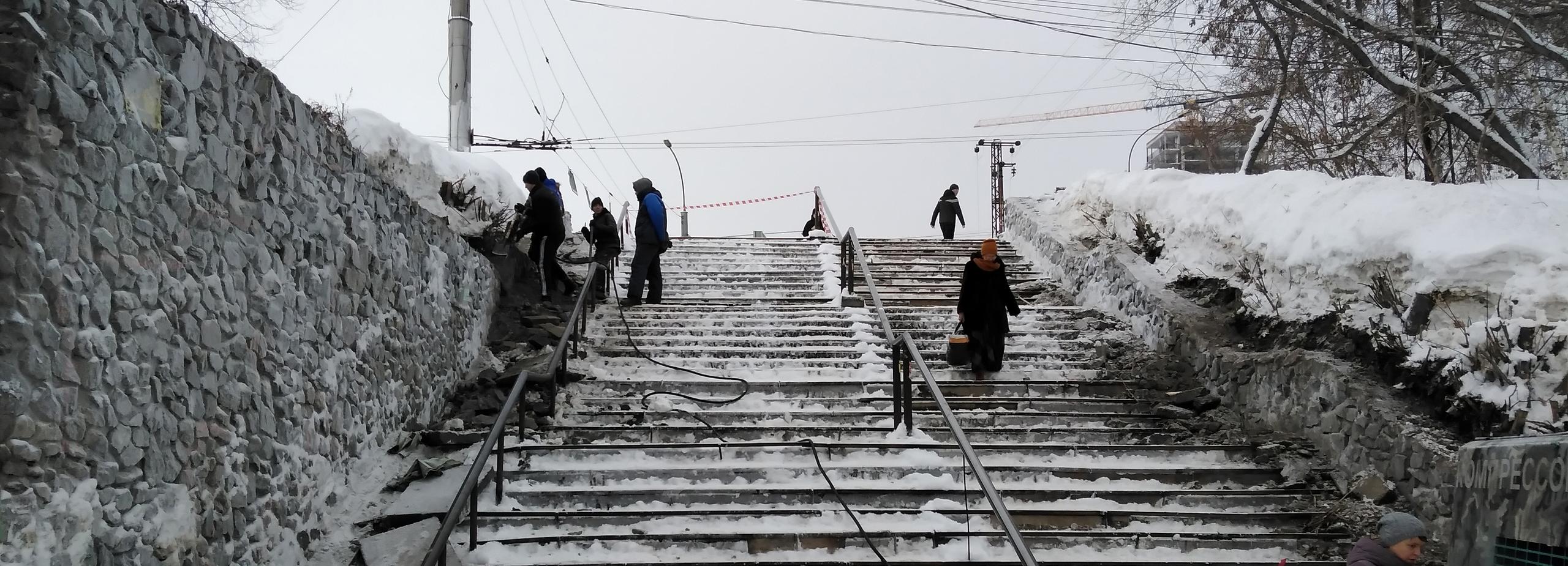 Ремонт разбитой лестницы на Речном вокзале завершат к 14 февраля