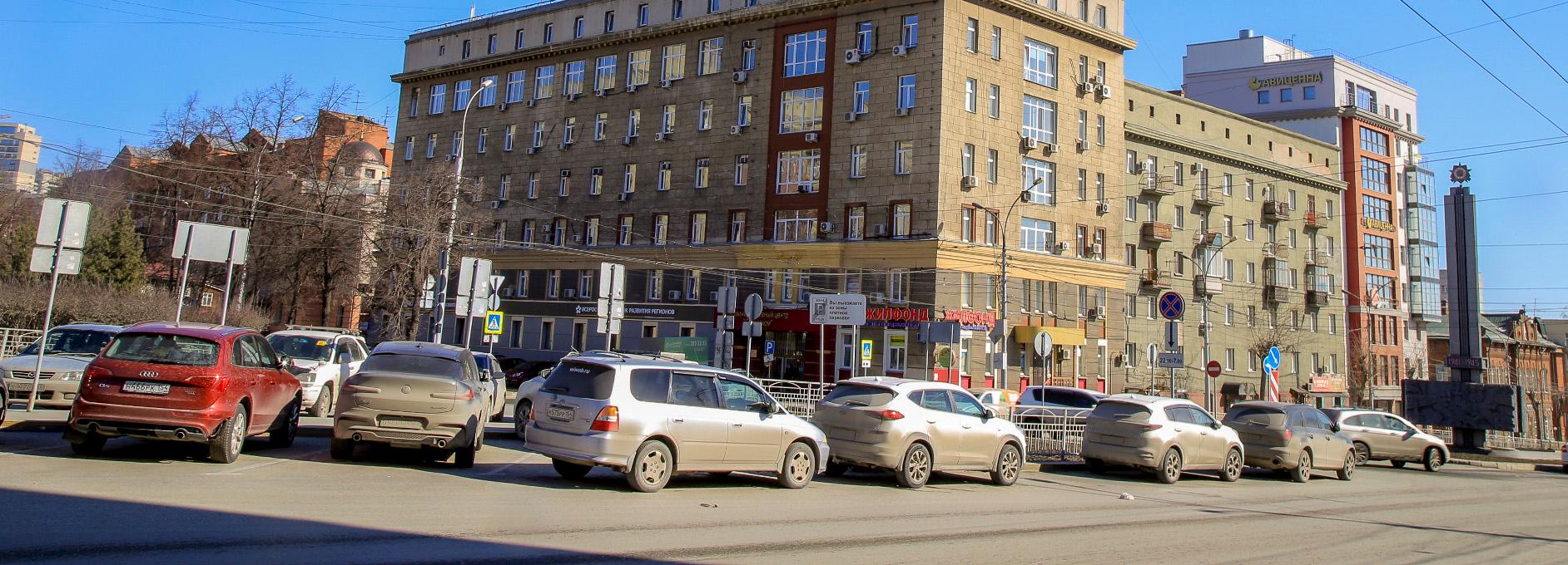 Стелу героям войны на Красном проспекте начали ремонтировать