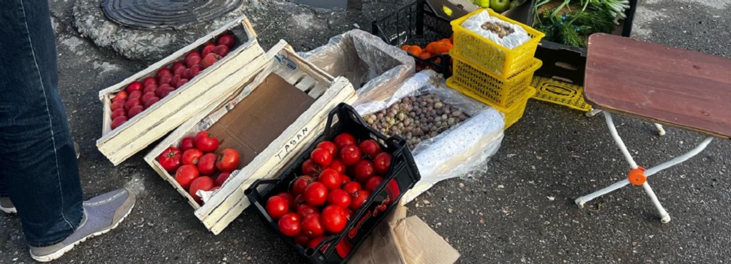 Чёрные торговцы сбегают с Хилокского рынка при виде сотрудников мэрии