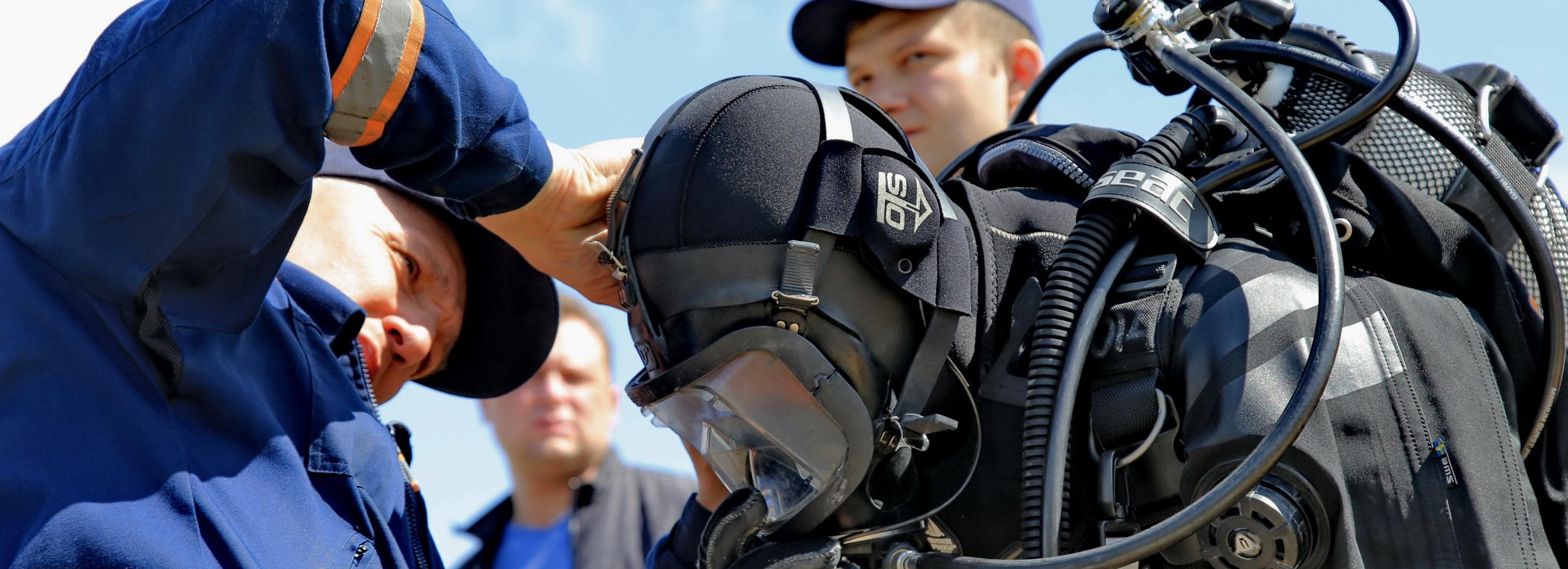 Водолазы МАСС отрабатывают погружения на дно в бассейне Новосибирска