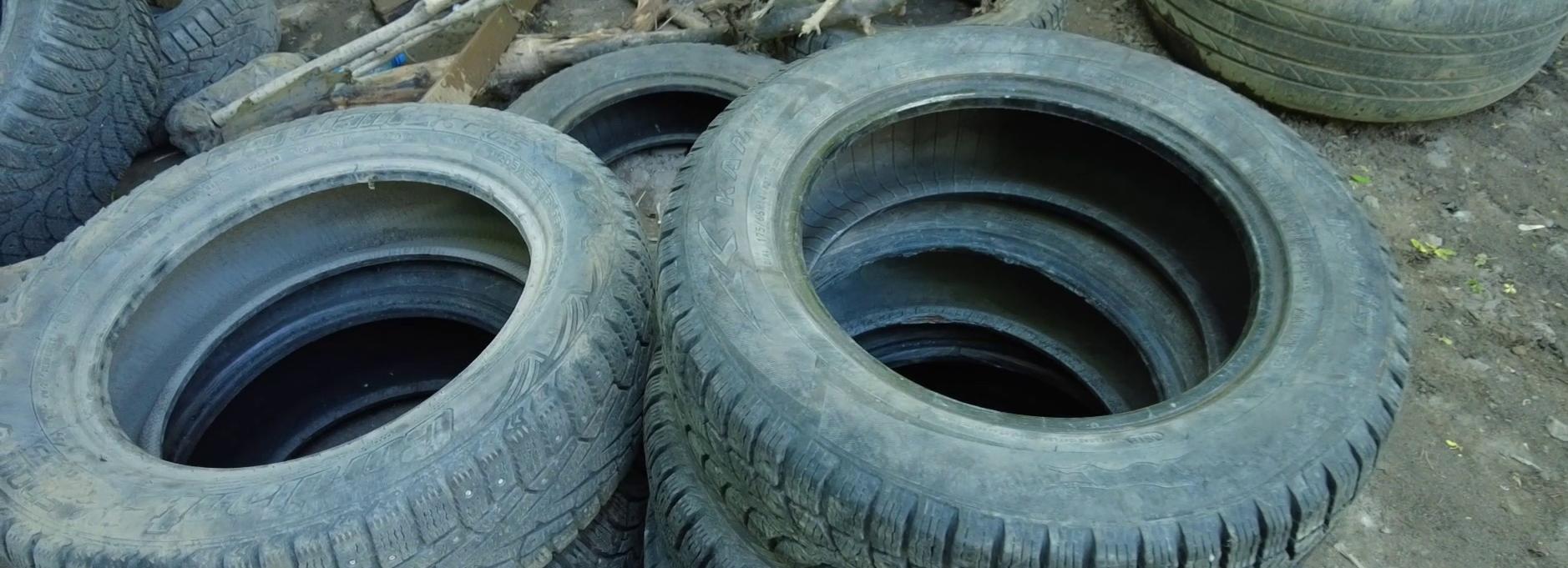 Гору старых шин, пустые бутылки и брёвна достали из реки Ельцовки