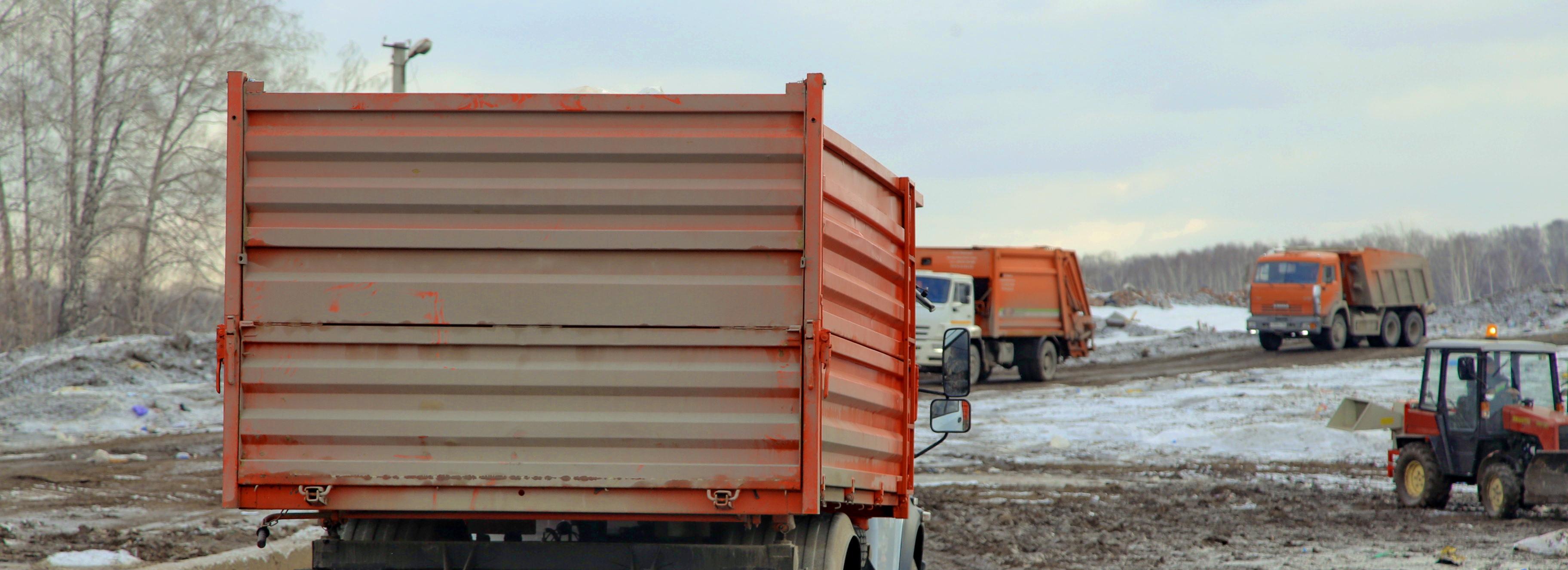 Мэра возмутили мусоровозы с открытыми люками в центре Новосибирска