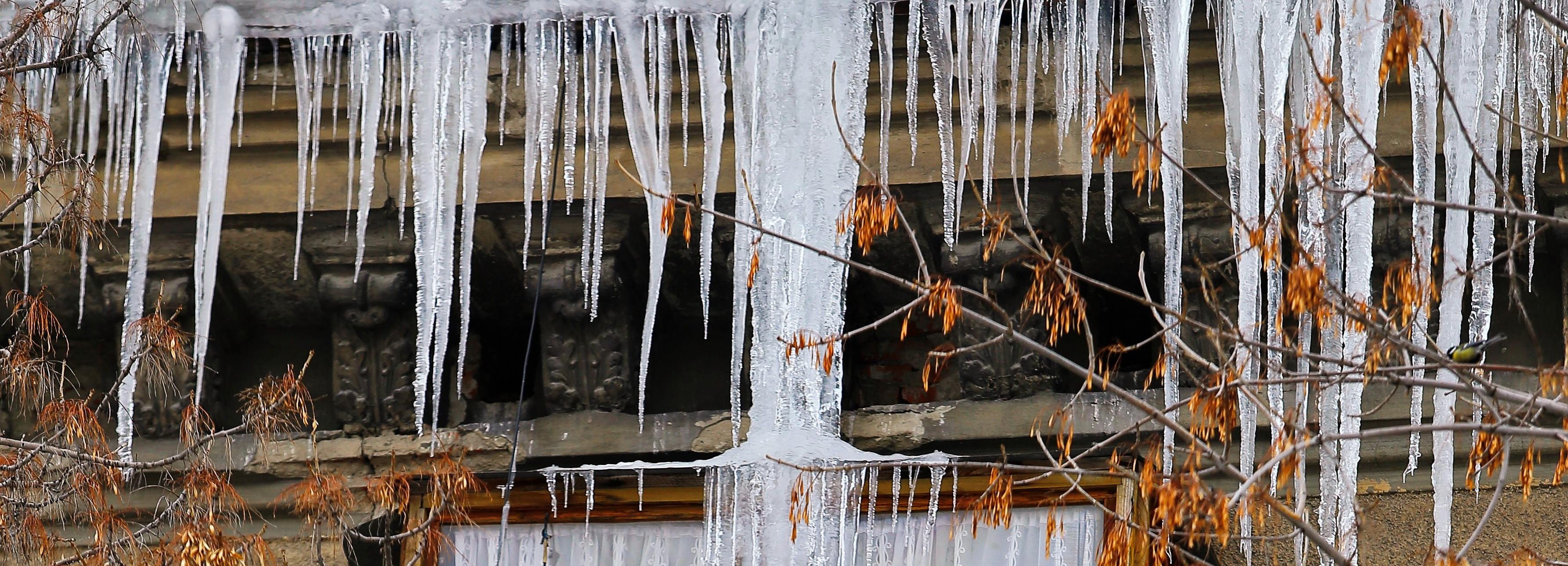 Прижимайтесь к стене: в МЧС напомнили, как уберечься от падающих сосулек