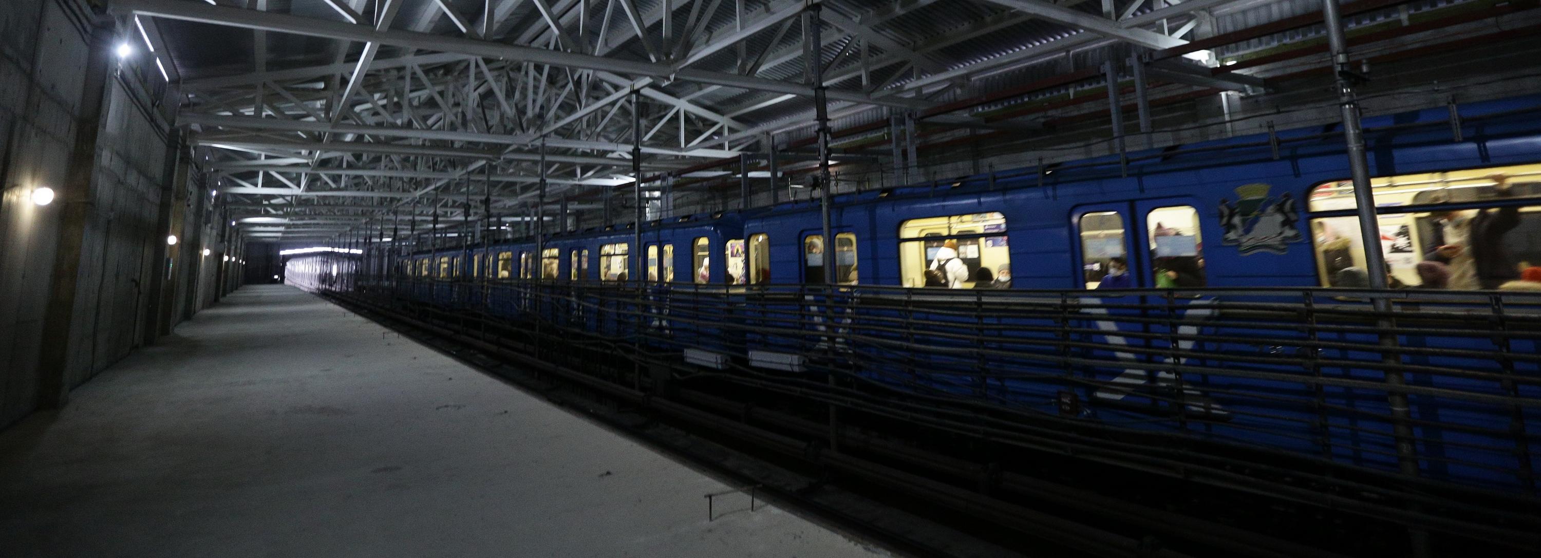 Первую платформенную дверь испытали на станции метро «Спортивная»