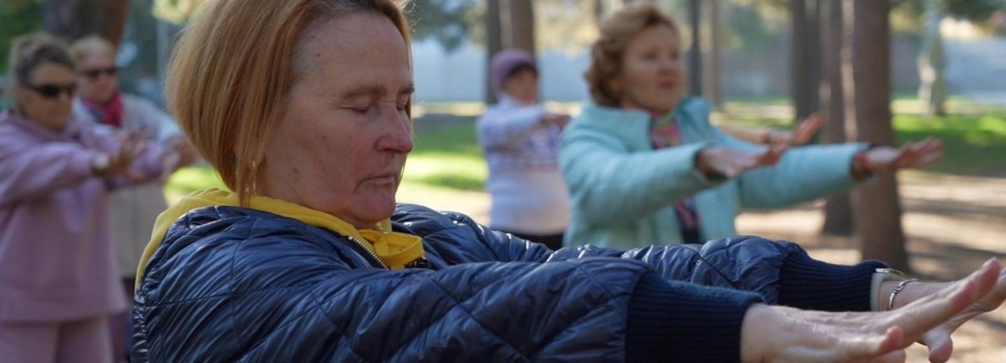Здоровый Новосибирск: энергией ци заряжают на занятиях в Нарымском сквере