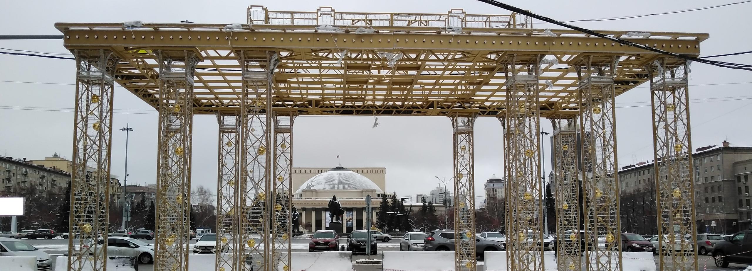 Ажурные ворота смонтировали на улице Ленина в Новосибирске