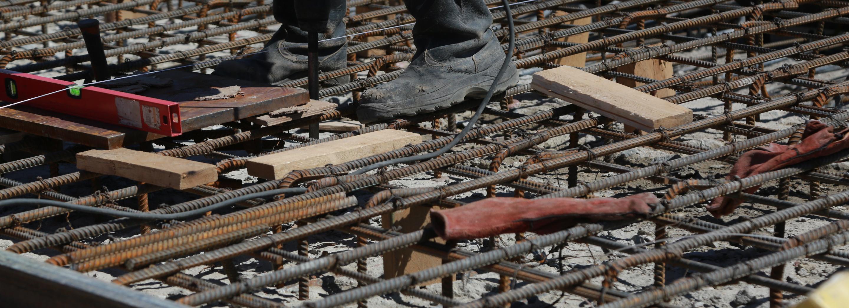 На мосту через Иню завершают ремонт центральной полосы