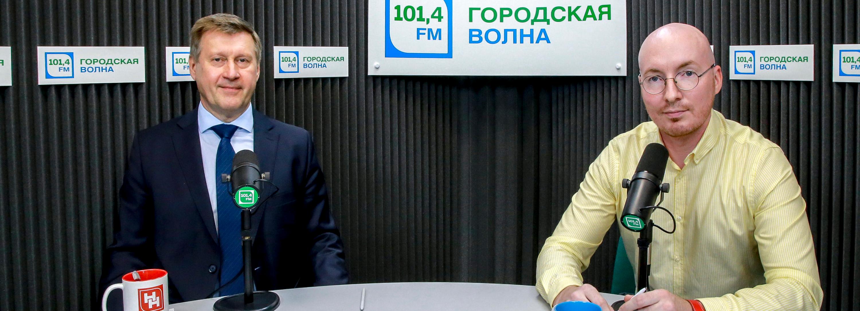 Мэр отвечает: строительство метро, ремонт дорог и сборы в школу