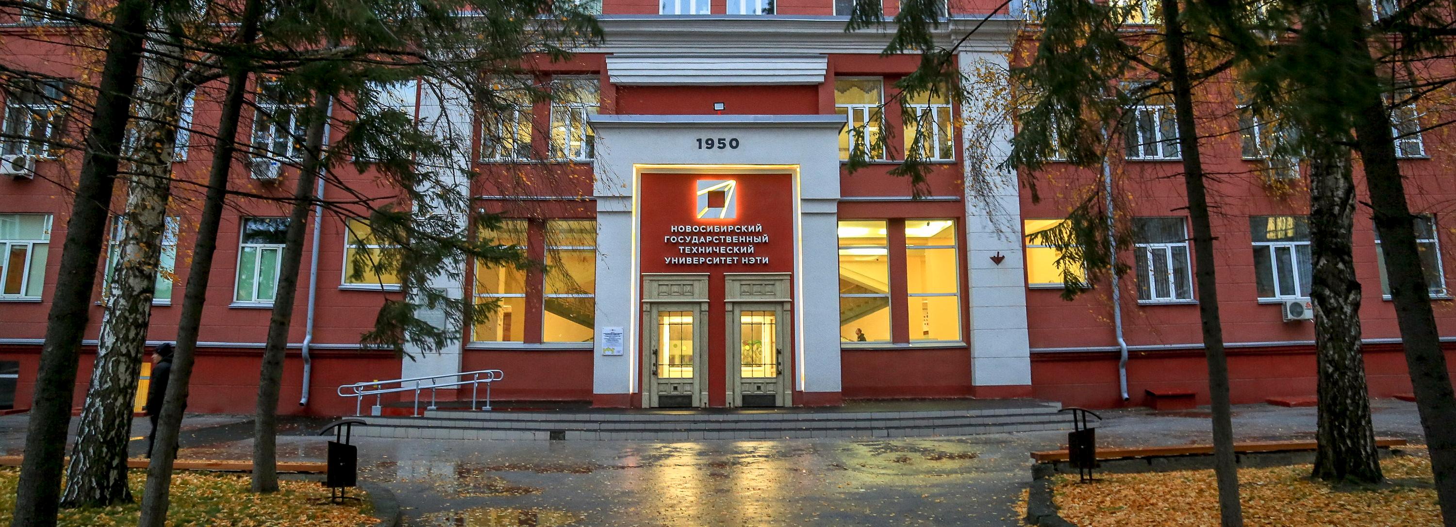 Знаменитый кожаный пиджак Лыщинского демонстрируют в НГТУ