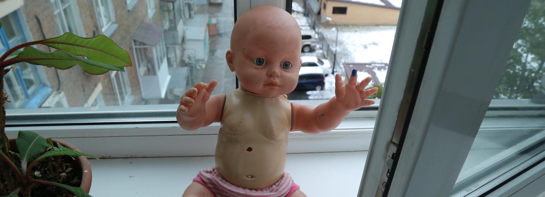 Годовалый ребёнок погиб после падения из окна на Татьяны Снежиной