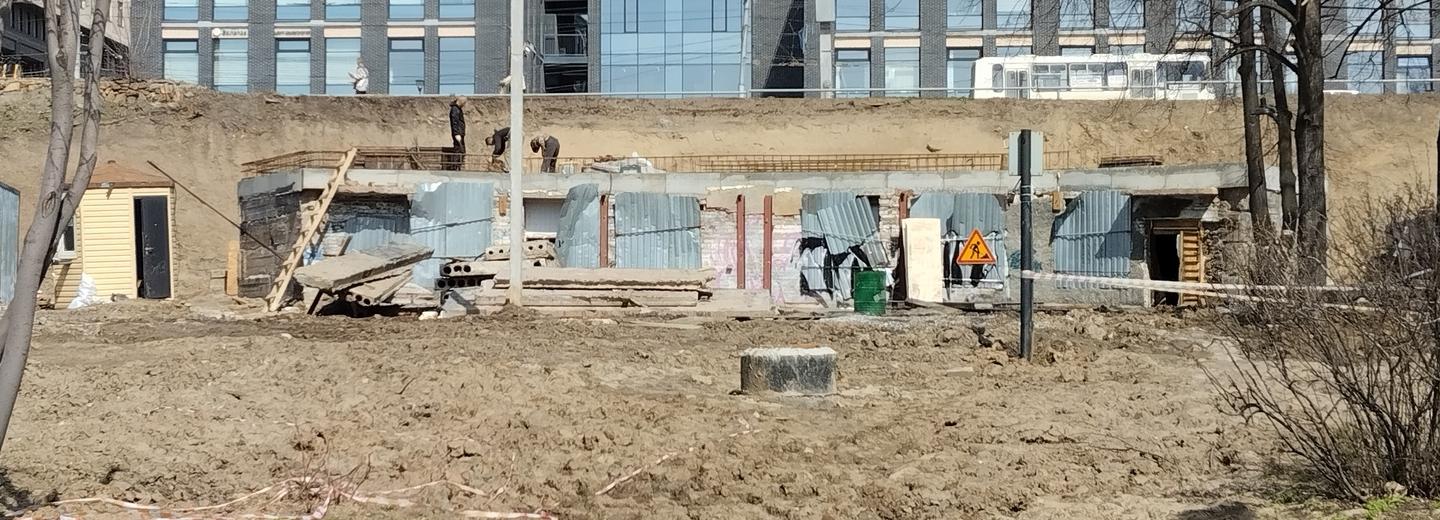 Туалет-долгострой демонтируют на Михайловской набережной в Новосибирске