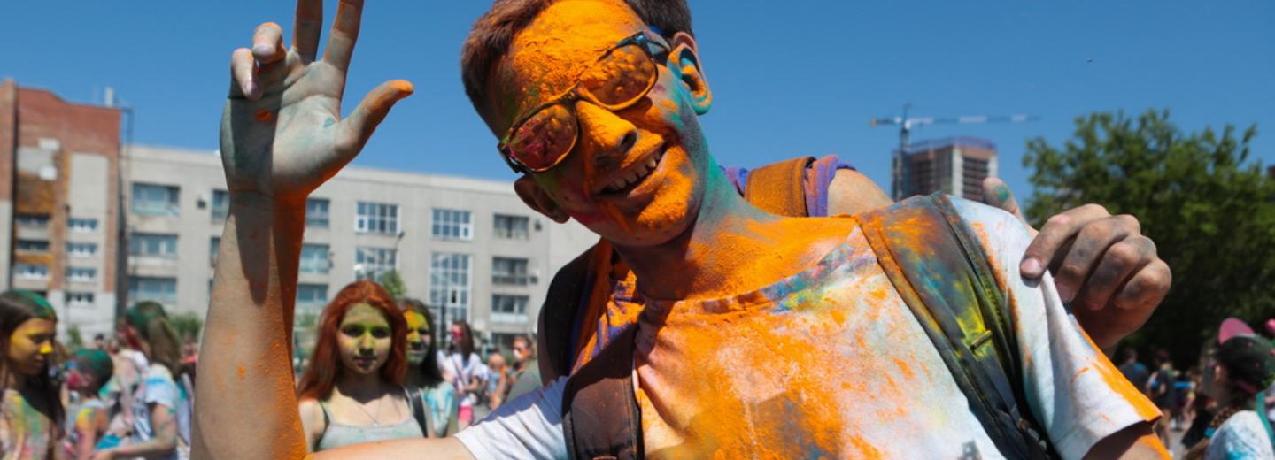 Афиша выходных: фестиваль красок, бампербол и пенная вечеринка на пляже