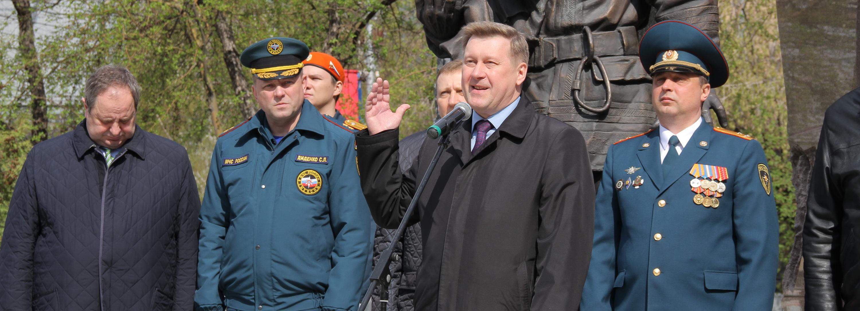 Мэр Локоть поздравляет пожарных с профессиональным праздником