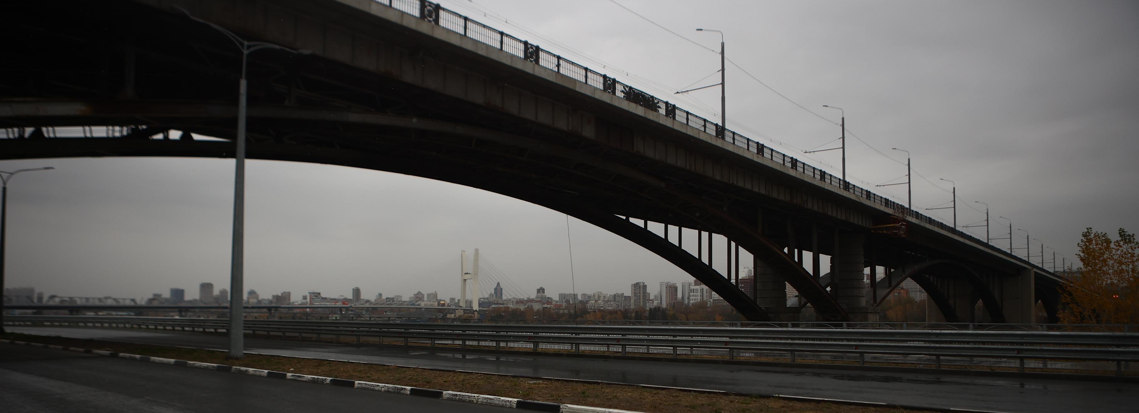 Движение на Октябрьском мосту на четыре ночи сузят до двух полос