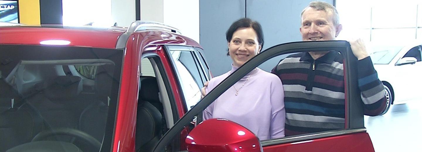 Выигравшие «Москвич» и квартиру участники викторины приехали за подарками