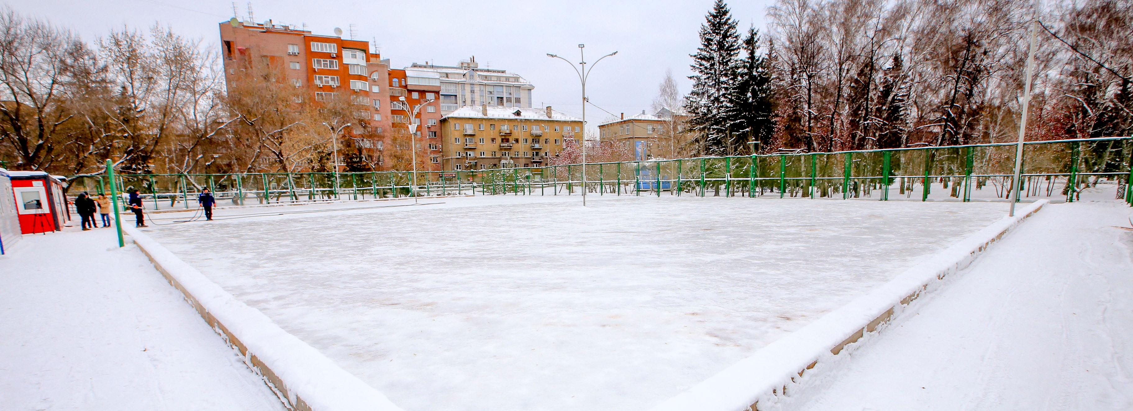 Каток заработал на месте теннисных кортов в Нарымском сквере