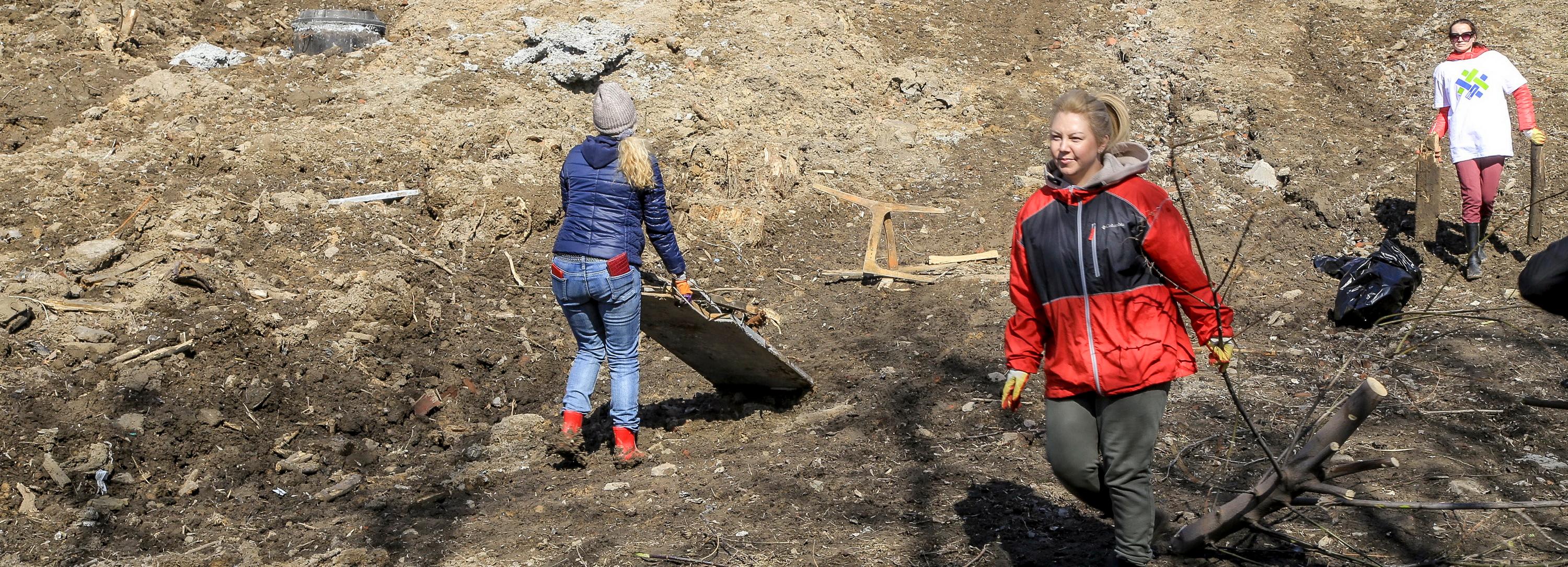 «Эколайк»: новосибирцы вышли с мётлами и граблями на набережную ОбьГЭСа