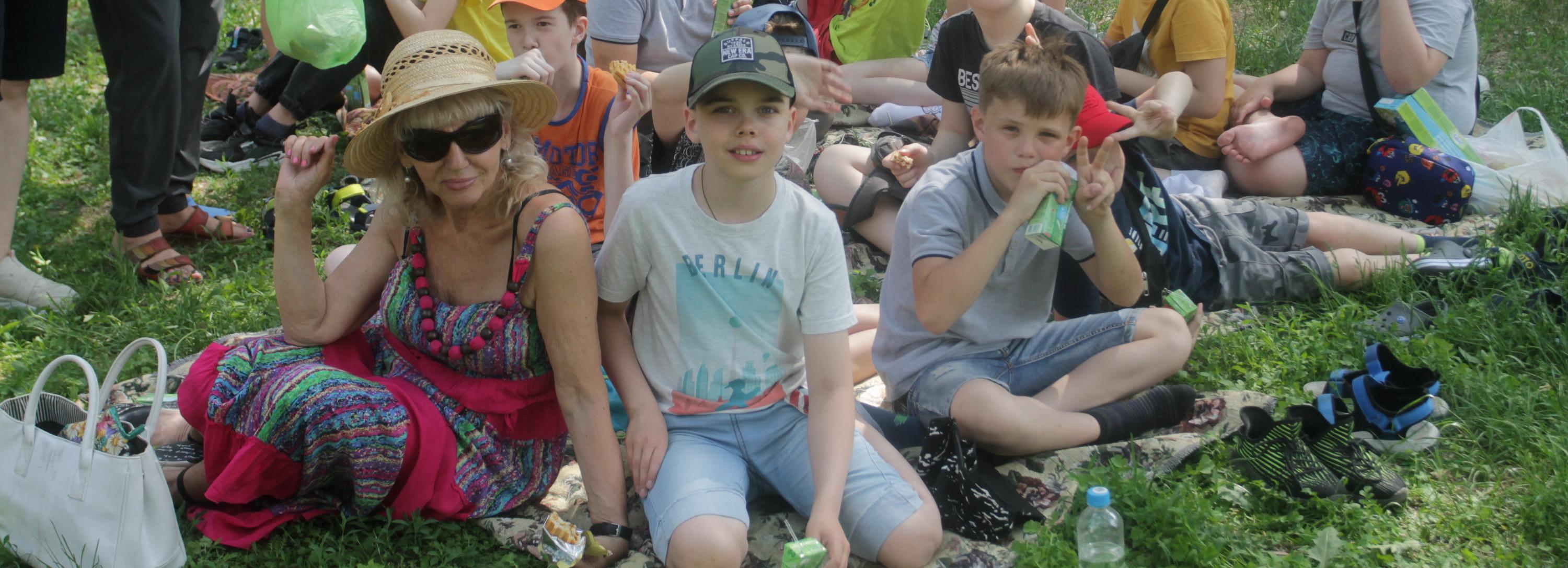 «Библиотека на траве»: читальный зал открыли в Нарымском сквере