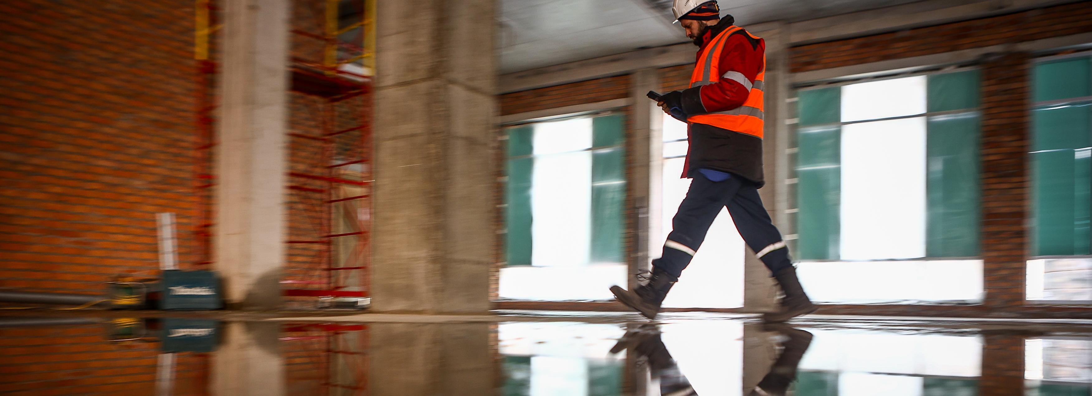 В новой школе на Авиастроителей устанавливают окна и заливают полы